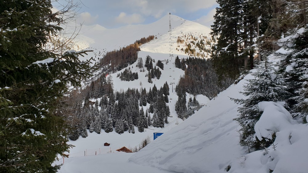 De top van Nauders in de sneeuw.